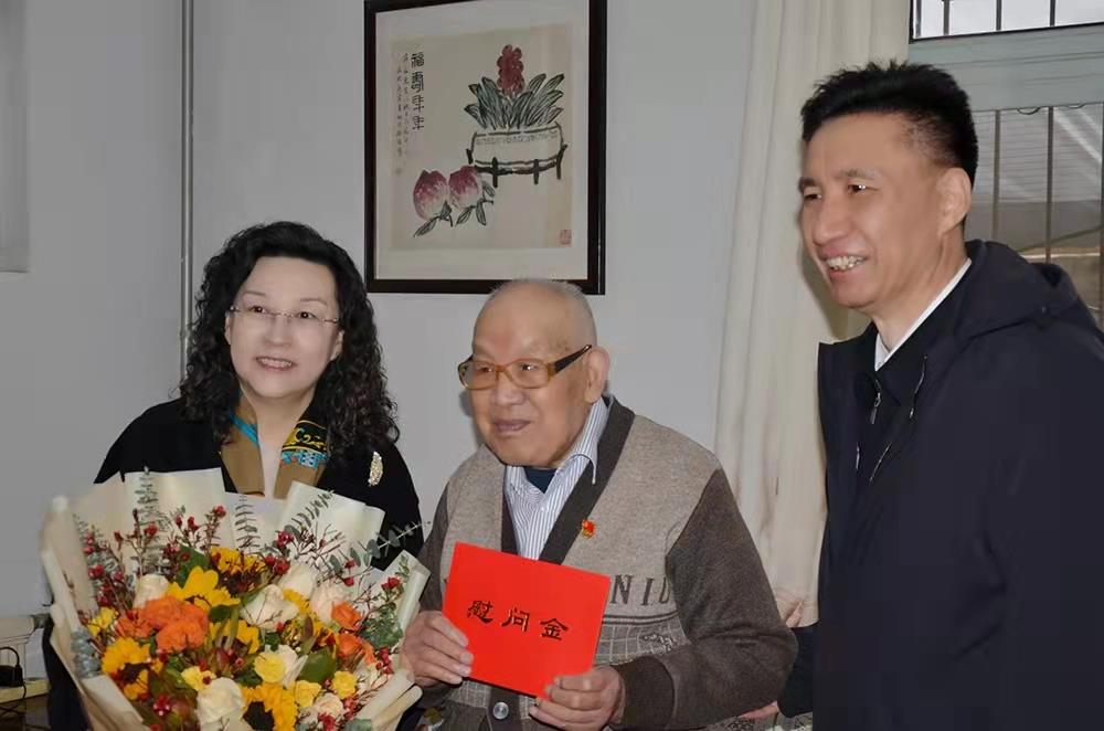 濟(jì)南產(chǎn)發(fā)集團(tuán)黨委副書記、總經(jīng)理黃蓓走訪慰問離休老干部、老黨員